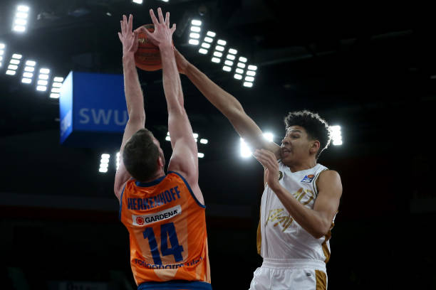 而在终场哨 而在终场哨